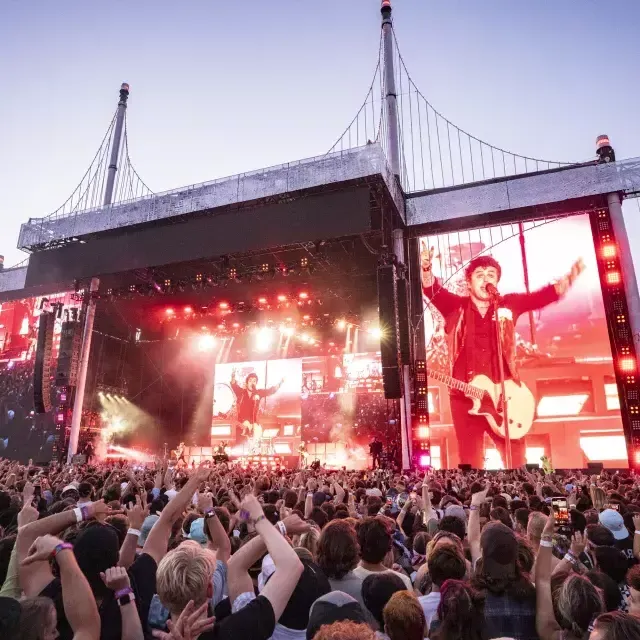 Immagine del grande schermo dei Green Day che si esibiscono all'Outsidelands Festival